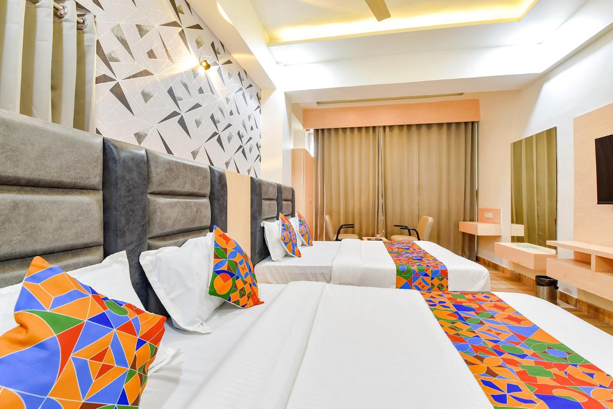 Fabhotel Symphony Grand 阿穆达巴 外观 照片